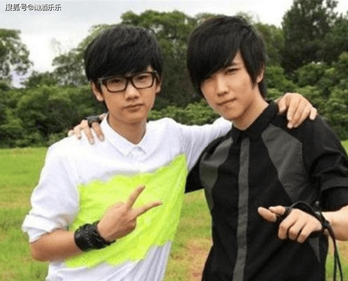 汪苏泷恋情疑似曝光女方亲完一口还不够还要再来一口