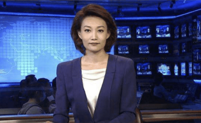 央视李梓萌发生抢词失误表情顿时僵硬康辉淡定救场