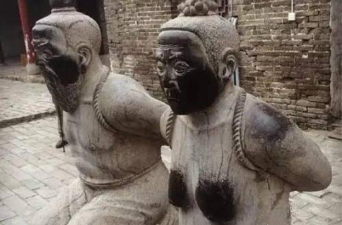 岳飞墓前原本跪着5个人现在却只有4个究竟为何