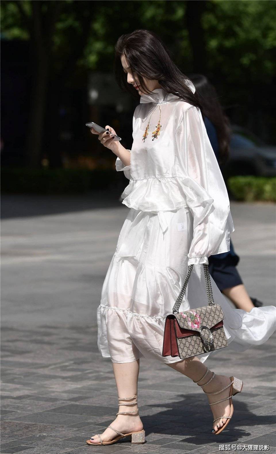 街拍:高颜值"小仙女"飘飘的白色连衣长裙套装,透气清爽又防晒