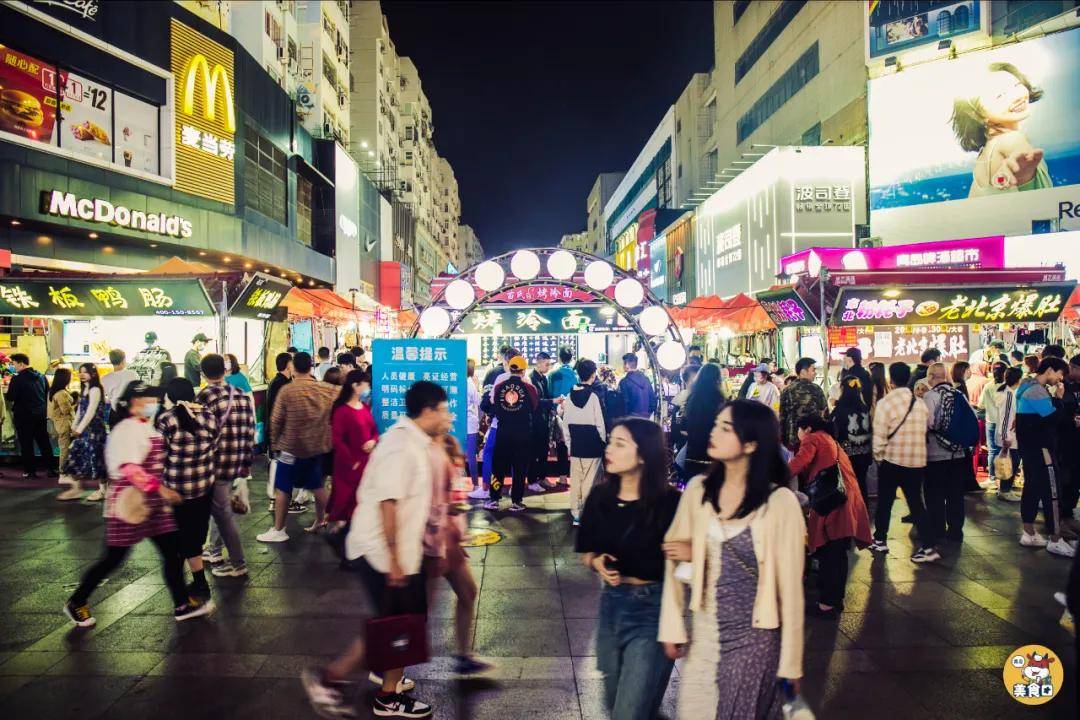 涼風習習的青島初夏,熱鬧繁華的臺東夜市,拎上一罐百事可樂無糖,打卡