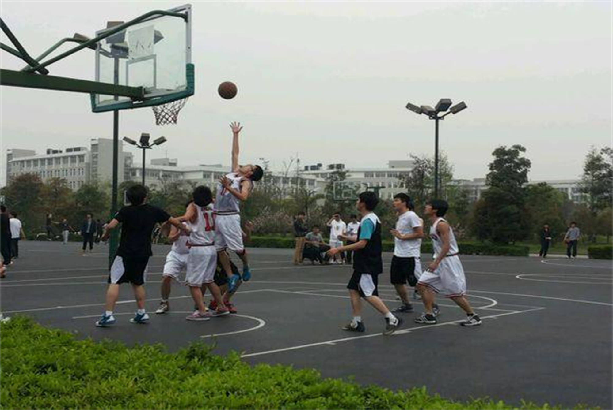 体育课上,男生自认为的三种"粗鲁"的行为,女生实则"很心动"_篮球场