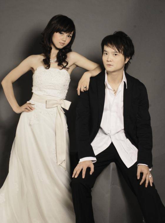 得知海丰去世的消息后,杨培安也发了一条悲伤的消息向他的朋友们致敬.