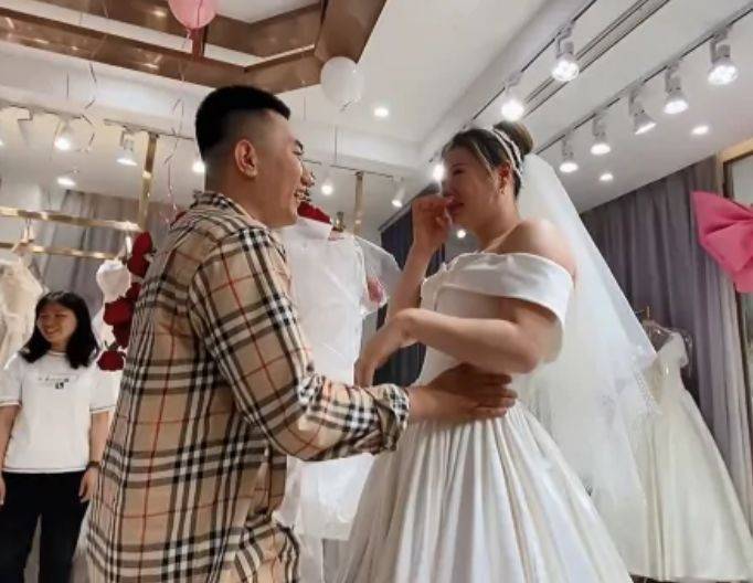 男子穿婚纱街头向小伙求婚遭拒_求婚图片动漫(2)