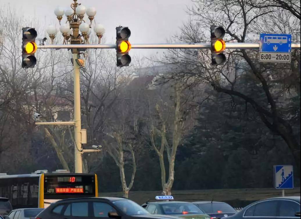 黄灯最后一秒冲过去,算不算闯红灯?交警回应:只说最后一次!