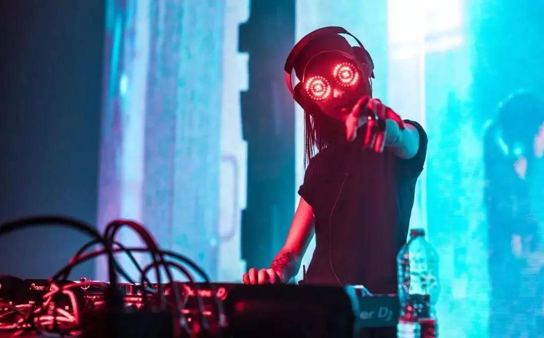 暗黑系 眼镜妹 Rezz 我们仍未知道rezz到底在做什么音乐 Rezz