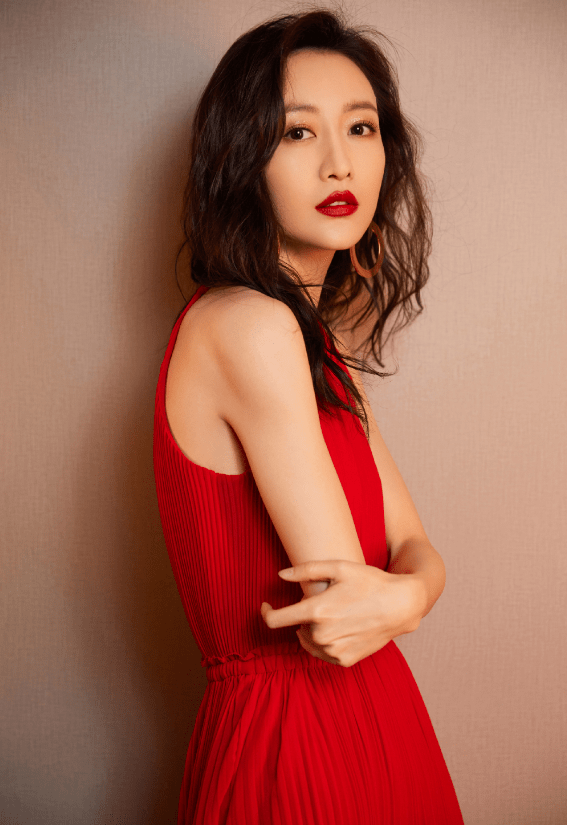 38岁的王鸥太有魅力了一袭红裙性感妩媚难怪拥有那么多男粉