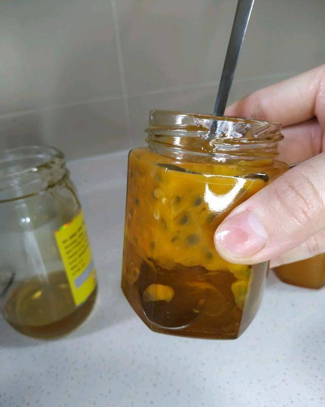原创一个百香果一勺蜂蜜做一款酸酸甜甜的果汁清凉提神又醒脑