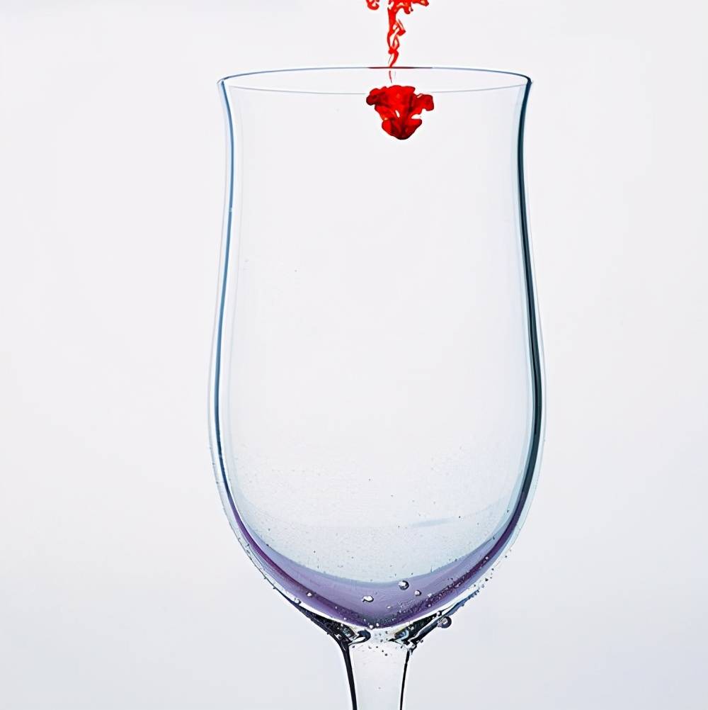 这滴墨水进入水中以后会随着时间的流逝慢慢的消散开,逐渐地在杯中