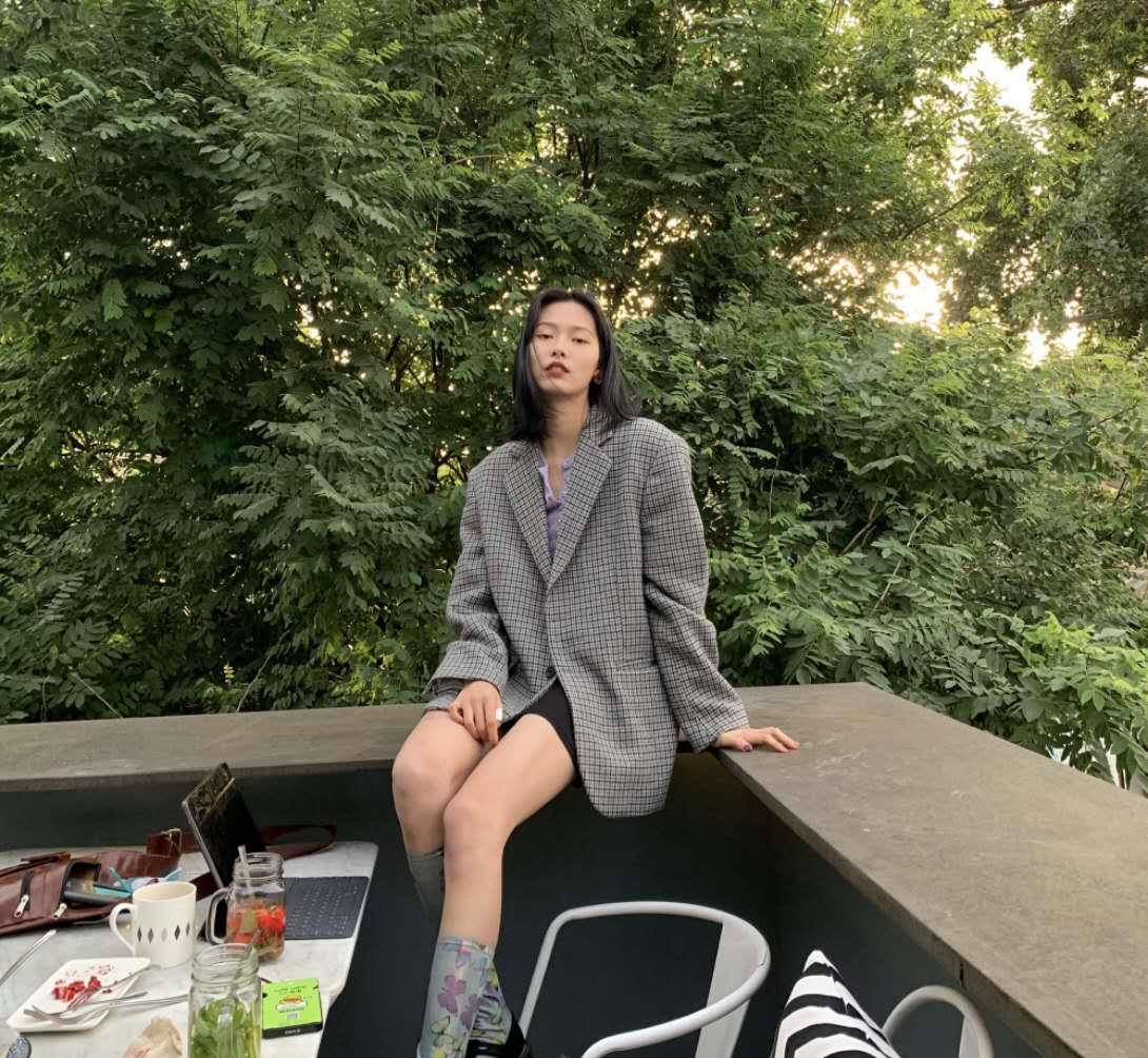 原来宋威龙喜欢这样的,绯闻女友赵佳丽晒照,骨感身材像开了特效