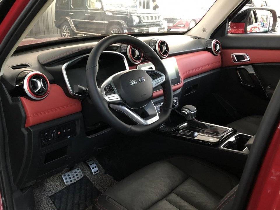 提得是,悬浮式大屏配合简洁的红色中控面板设计,整体内饰风格非常大气