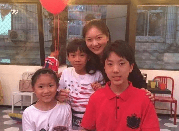 张艺谋老婆陈婷现在的照 e9bb613ffeb447b5824afa18e6d3d3cb.png