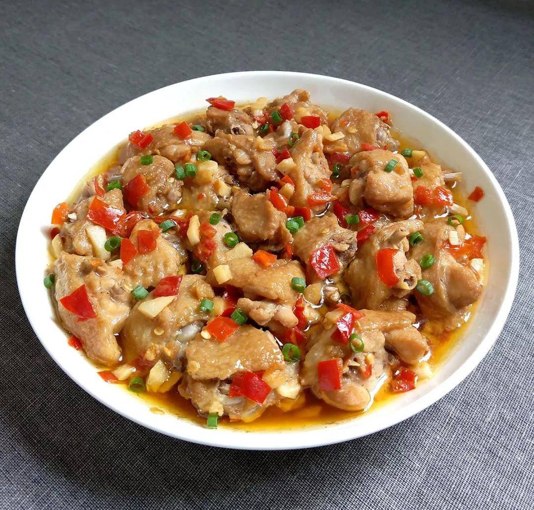 夏天简单快手的蒸鸡翅,嫩滑多汁,微辣开胃,好吃到无法拒绝