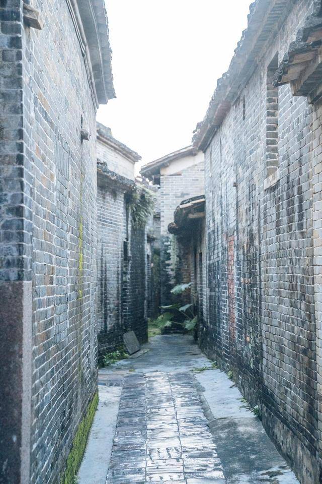 村落仅有南北两个出口与外界陆路相通,可以说是一个非常小众的地方了.