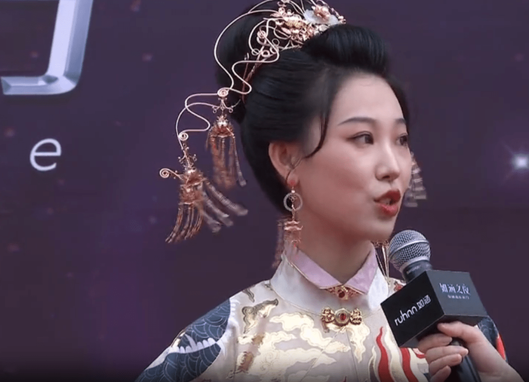 原创95后美妆博主现身如涵之夜穿汉服手拿折扇生图颜值也抗打