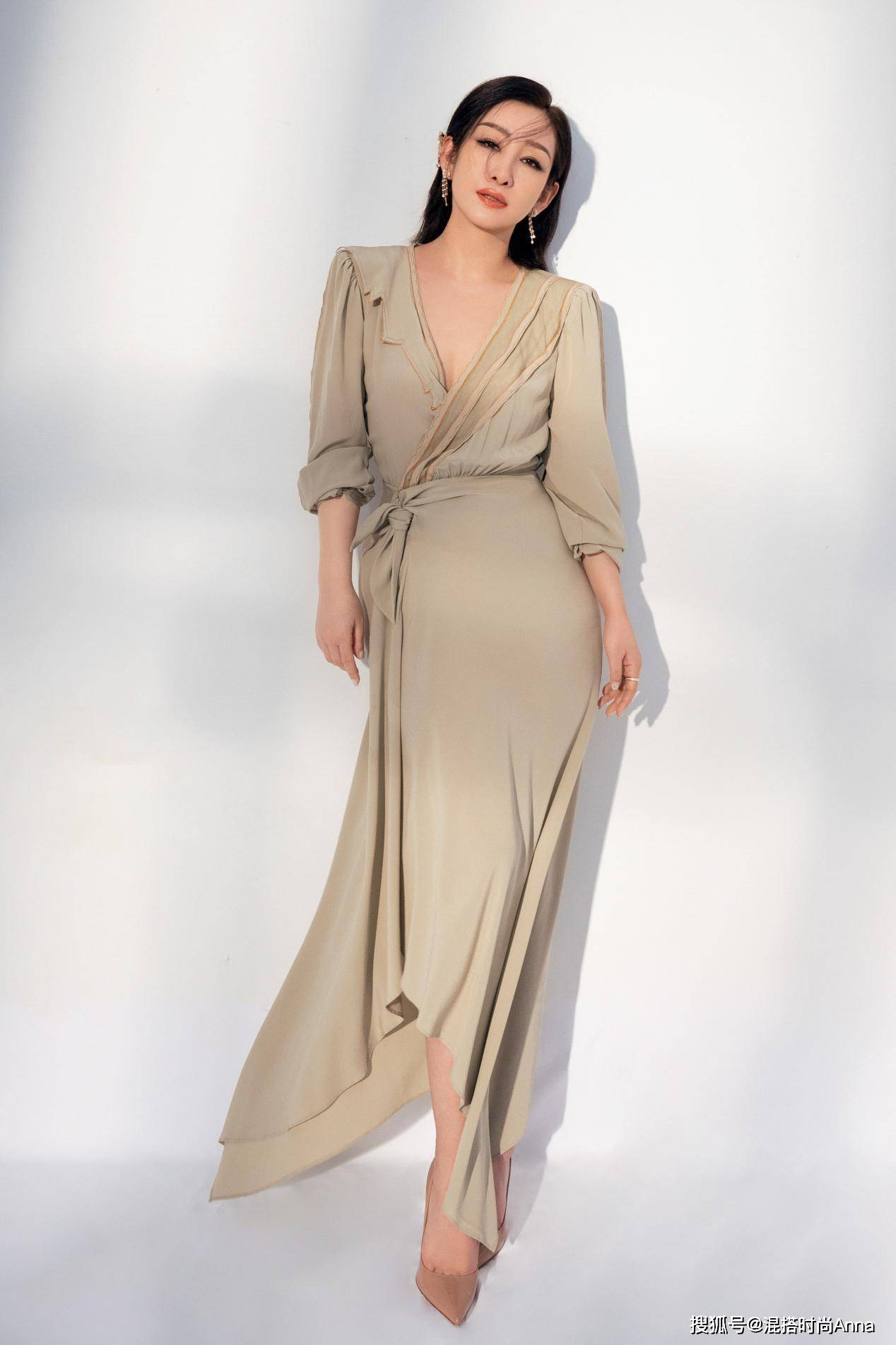 李小璐清纯气质真好穿深v长裙身材火辣人美衣靓惹人爱