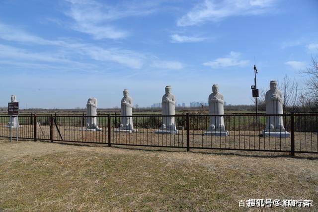 了荒草,仿照漢代的堆土為陵,就是個大土堆,和唐高祖李淵的獻陵差不多