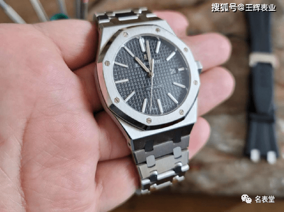 钢王对比谁实力更强？江诗丹顿VS爱彼，颜值与功能谁更受欢迎_四海