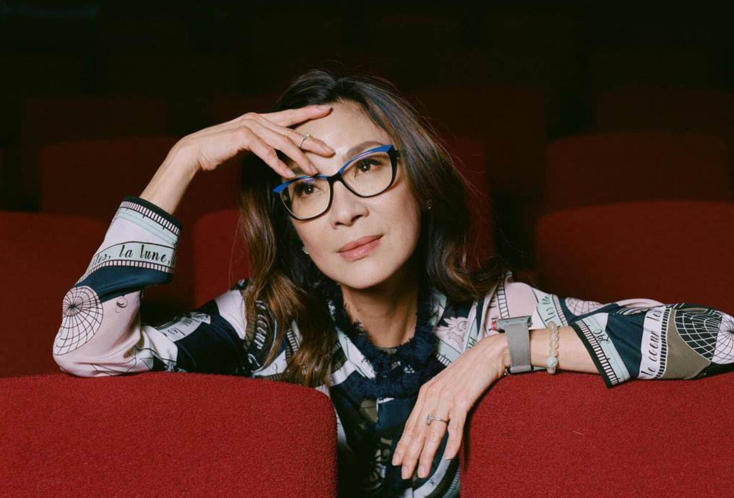 并且从小就学习芭蕾舞,84年的时候由于与成龙一同拍摄了一支广告,而有