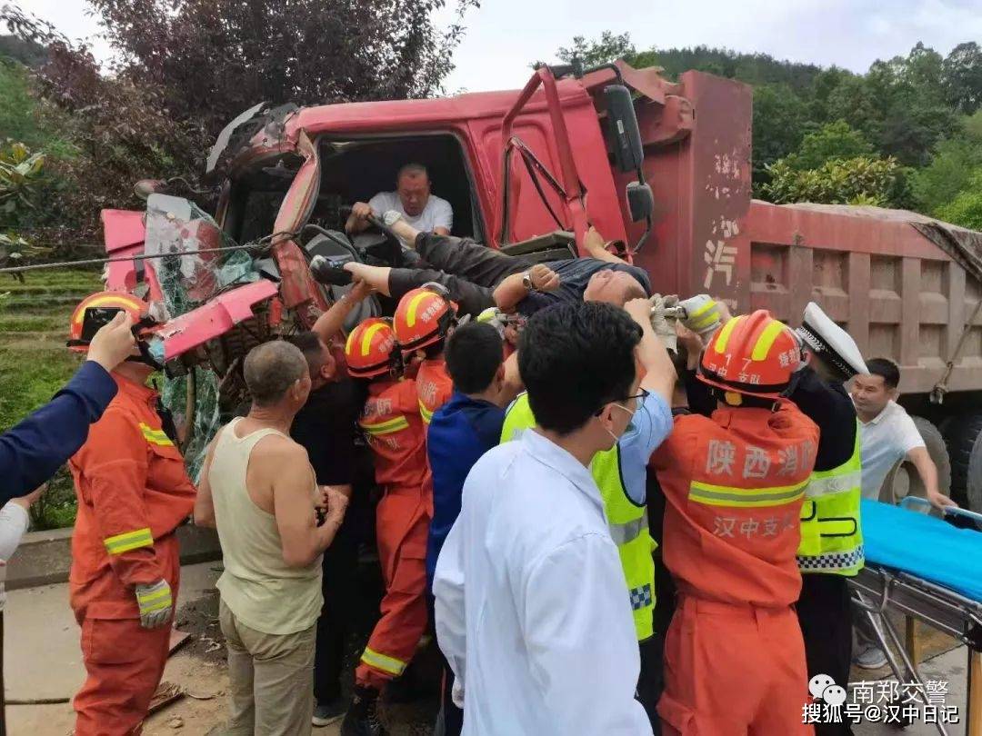 汉中境内2货车发生交通事故,现场照片来了!
