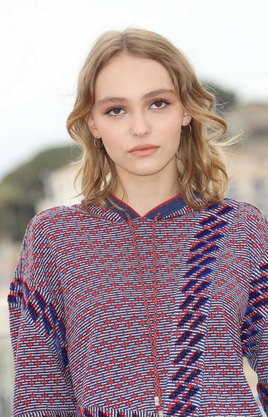 原创德普女儿穿破洞裙秀美臀庆22岁生日网友怎么做到前凸后翘的