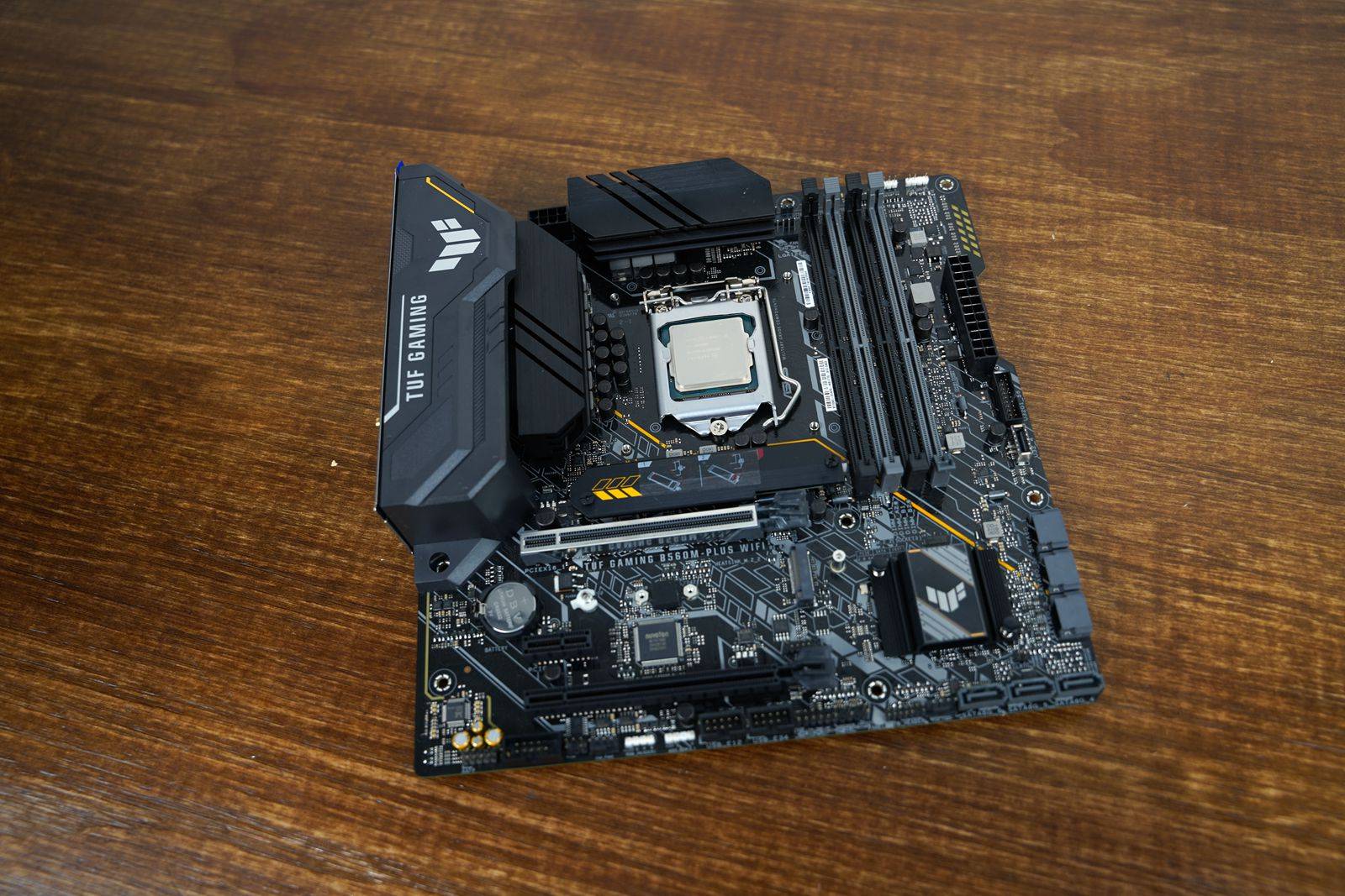 毕竟旧的b460主板不能兼容11代处理器,而且b560主板是英特尔首次开放