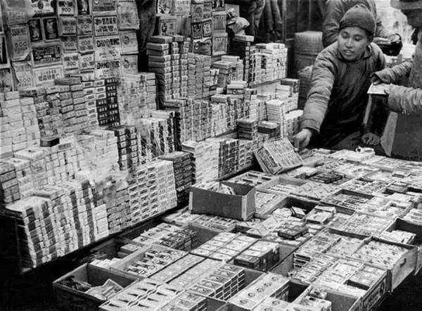 1945年,重庆,香烟摊.1946年,南方大饥荒中饥饿难耐的灾民.