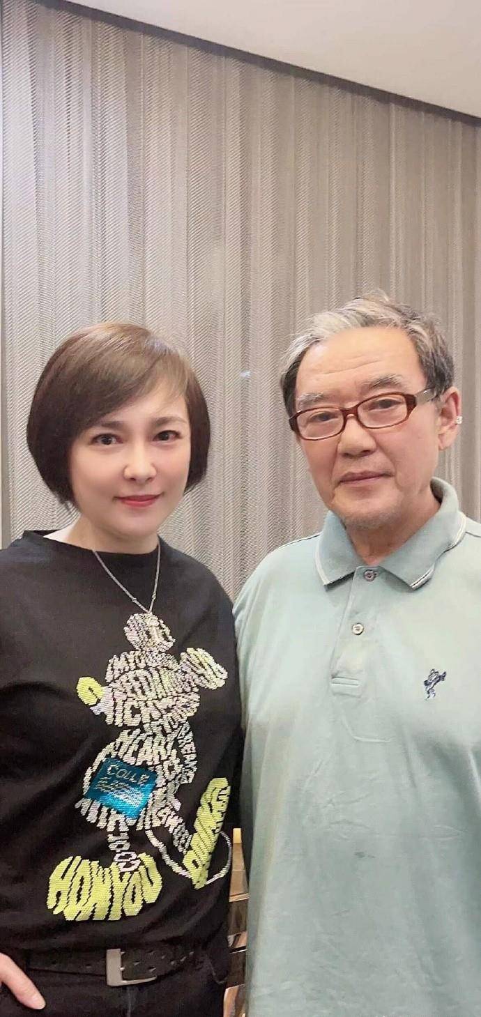 60岁 神仙姐姐 朱宝意罕现身 与李立群聚会 相差9岁似两代人 内地