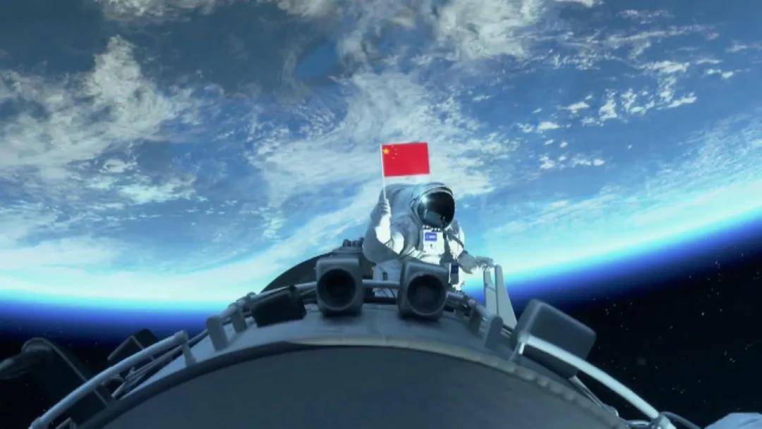 杨利伟还介绍,在空间站建造阶段,航天员将进行多次的出舱活