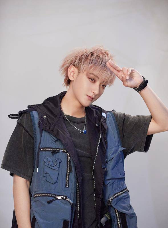 原创黄子韬吸烟被拍发微博怒斥偷拍者断章取义博眼球必须道歉