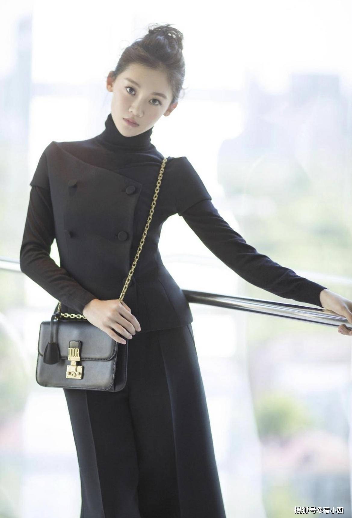 原创苗苗的原装五官太有气质了穿细吊带连衣裙亮相高调起来更惊艳