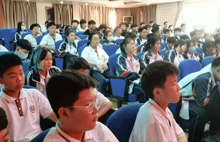 枣庄九中校园安全管理暨法制报告会