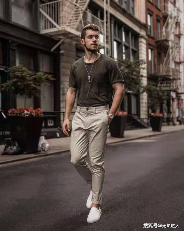 男人穿衣无需很复杂西裤搭配t恤魅力四射