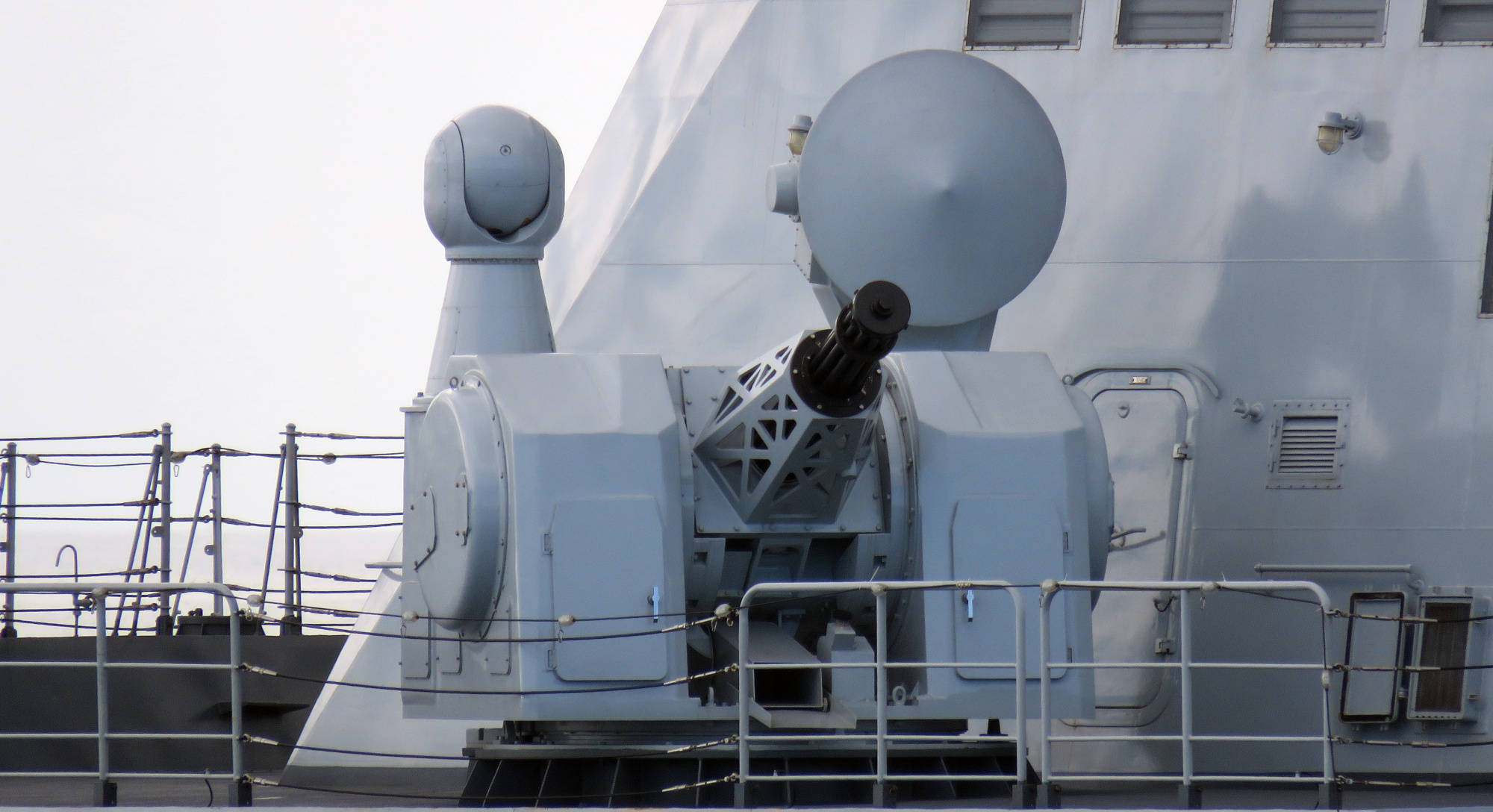 1130近防炮射速每分钟1万发为何射击炮口有火焰密集阵没有