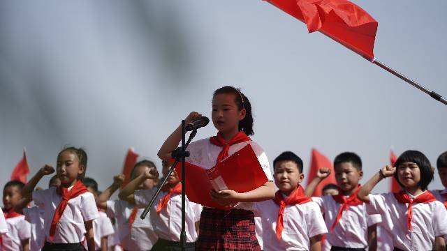 南王村小学表演舞蹈《黄河大合唱,惠济五中和毓秀小学朗诵《黄河颂