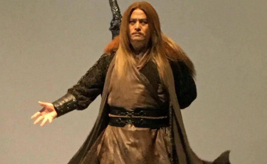 新版《倚天》:张无忌见到谢逊扑通跪下,芷若赵敏马上起立!