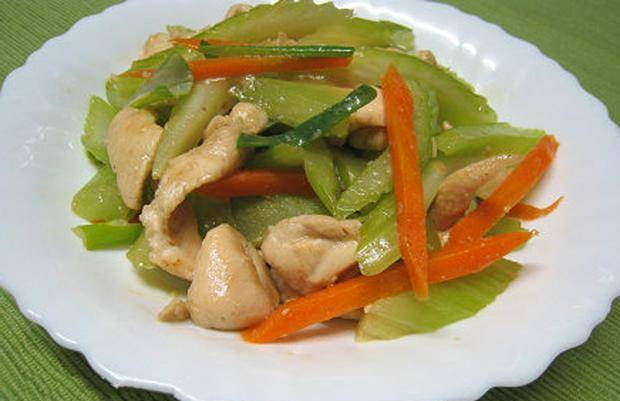 这道家常小菜西芹炒鸡柳,家传户晓.