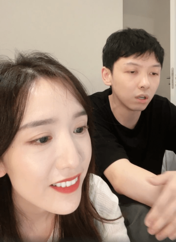 原创直播间说觉醒年代难看晁然道歉捐款10万想靠公益洗白