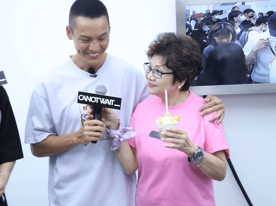 陈伟霆和妈妈出席活动 母子二人互动很甜