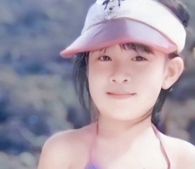 佘诗曼晒童年照,自称鹅蛋脸小朋友,小时候脸胖嘟嘟好可爱