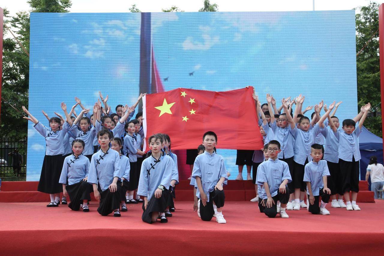 武汉市育才同安小学师生,六一庆祝会,唱红歌迎建党百年