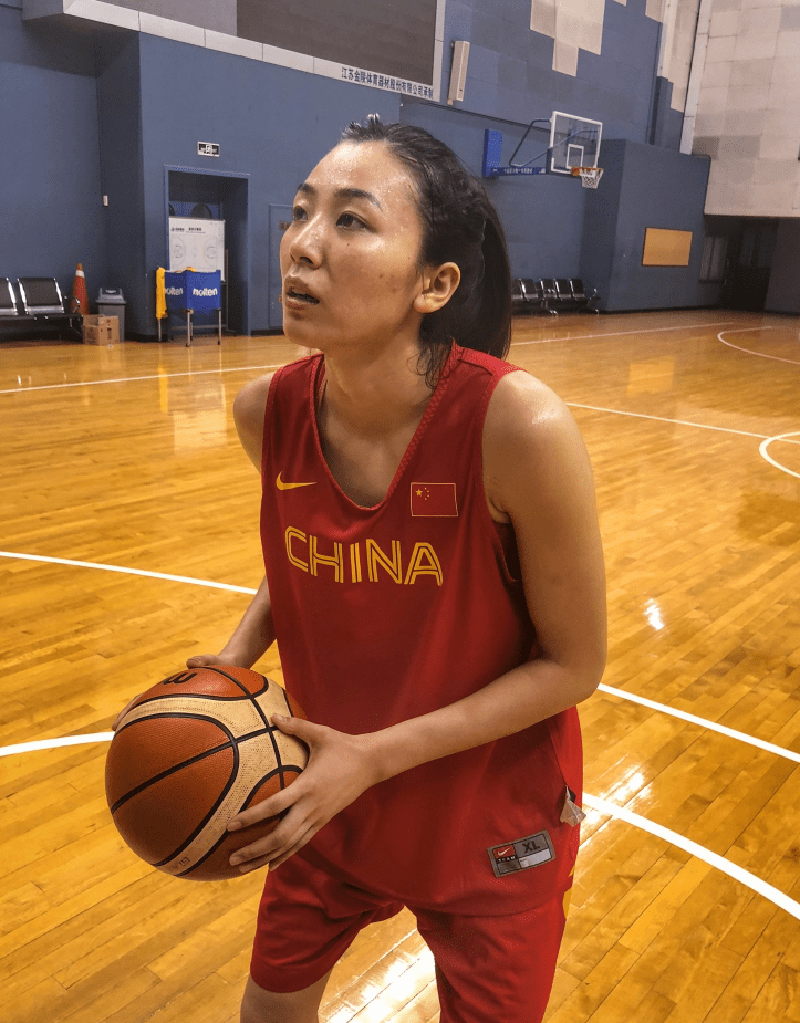 赵爽中国女篮的颜值担当今年她已经32岁了至今还是单身一人