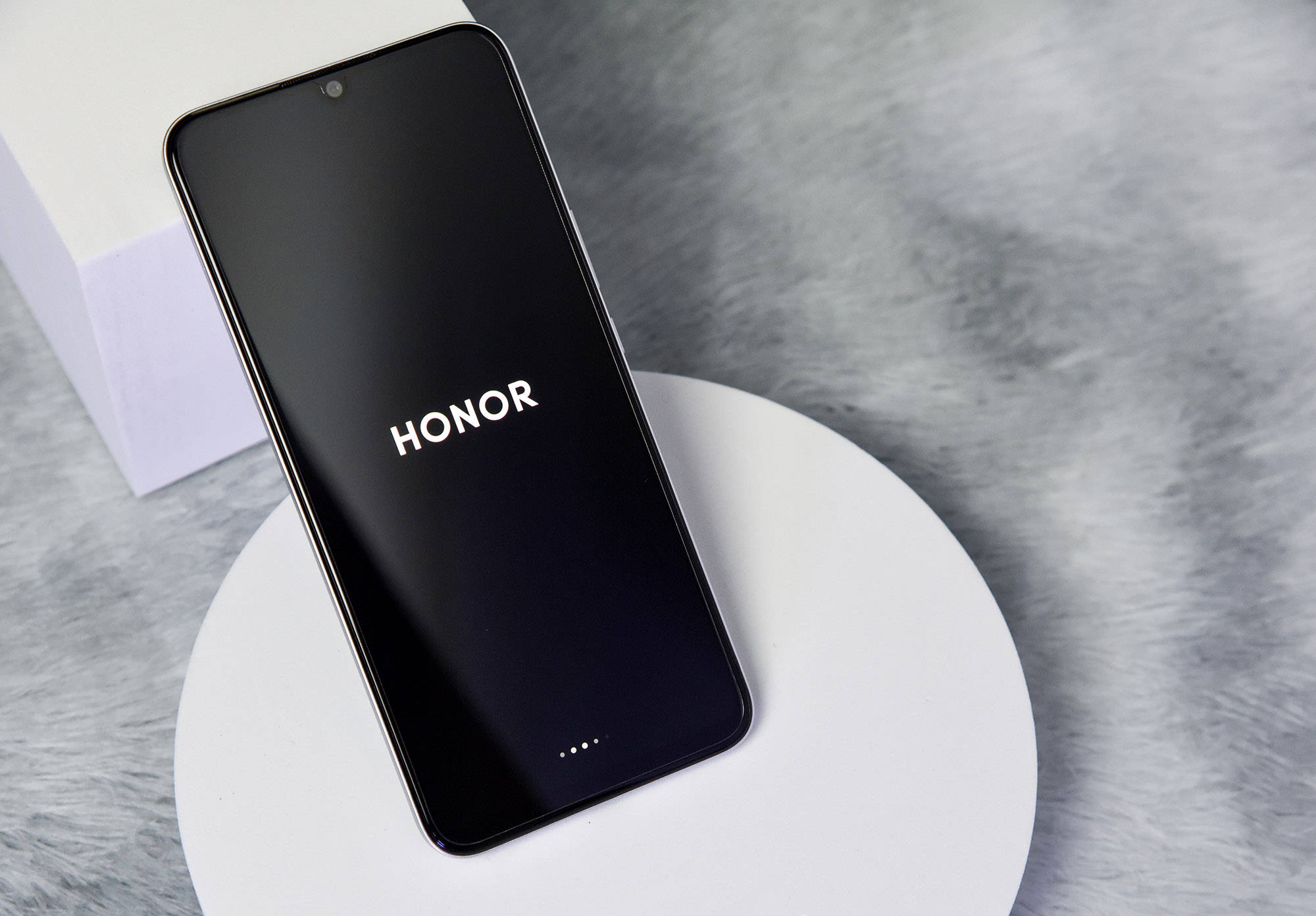 荣耀play5开箱图赏:66w快充轻薄北欧冰岛风情