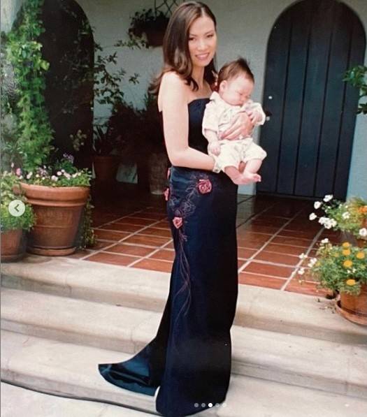 原创邓文迪晒混血女儿照片,颜值一般不惊艳,和前夫默多克罕见合体