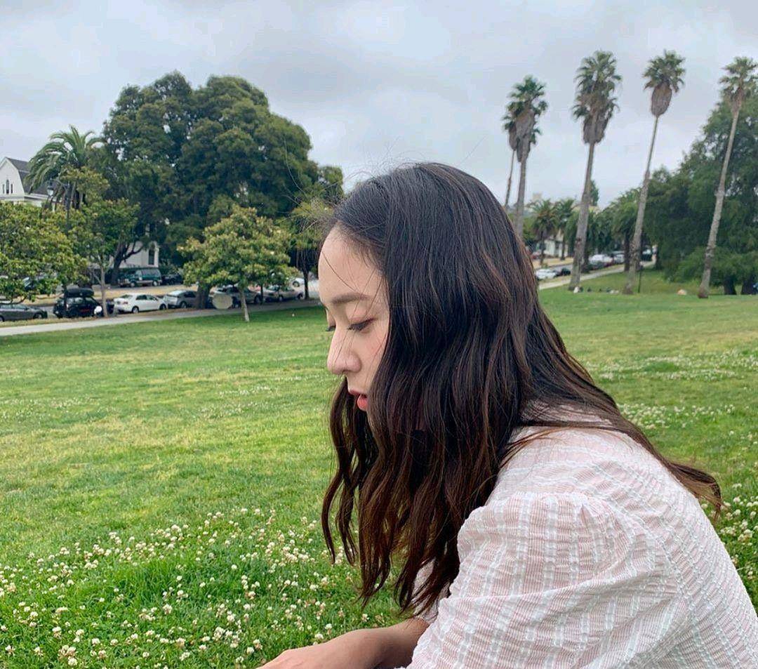 看出郑秀晶的发量真的是变少了很多,发际线明显的后移,额头是越露越多