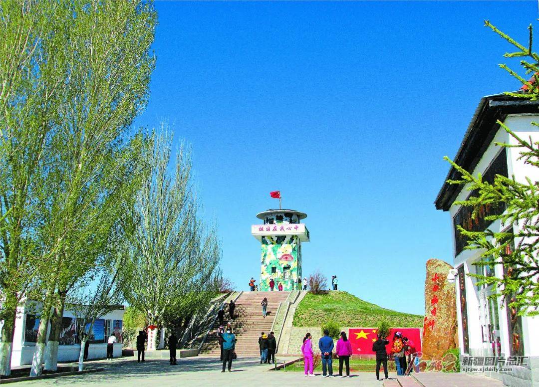 游客在小白杨哨所参观.