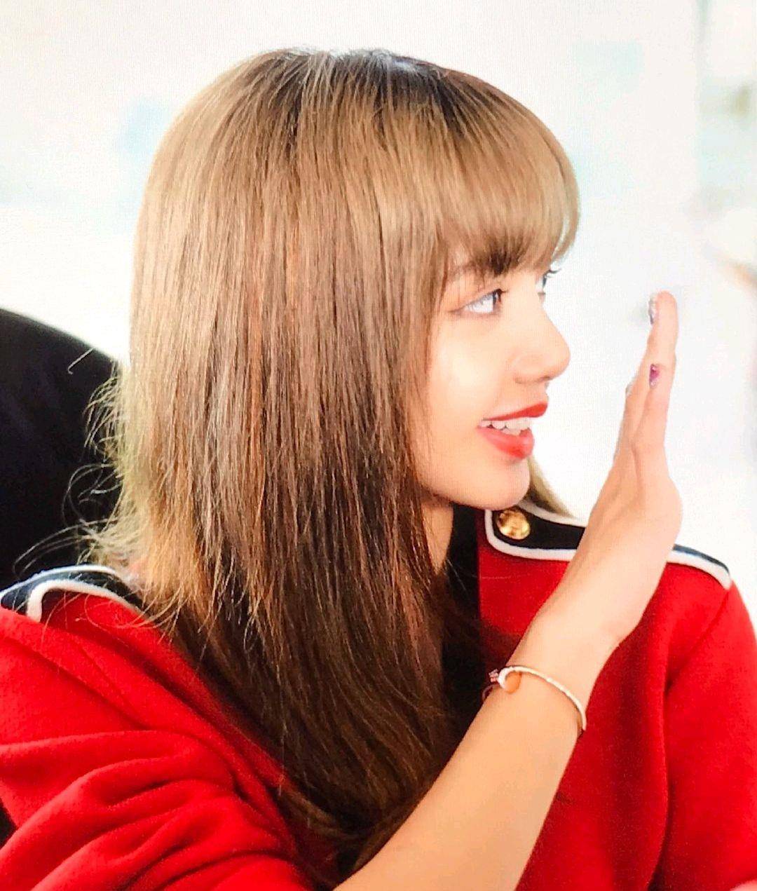 lisa穿露脐装高调炫腹穿错裤子大腿粗一圈剪空气刘海脸部圆润