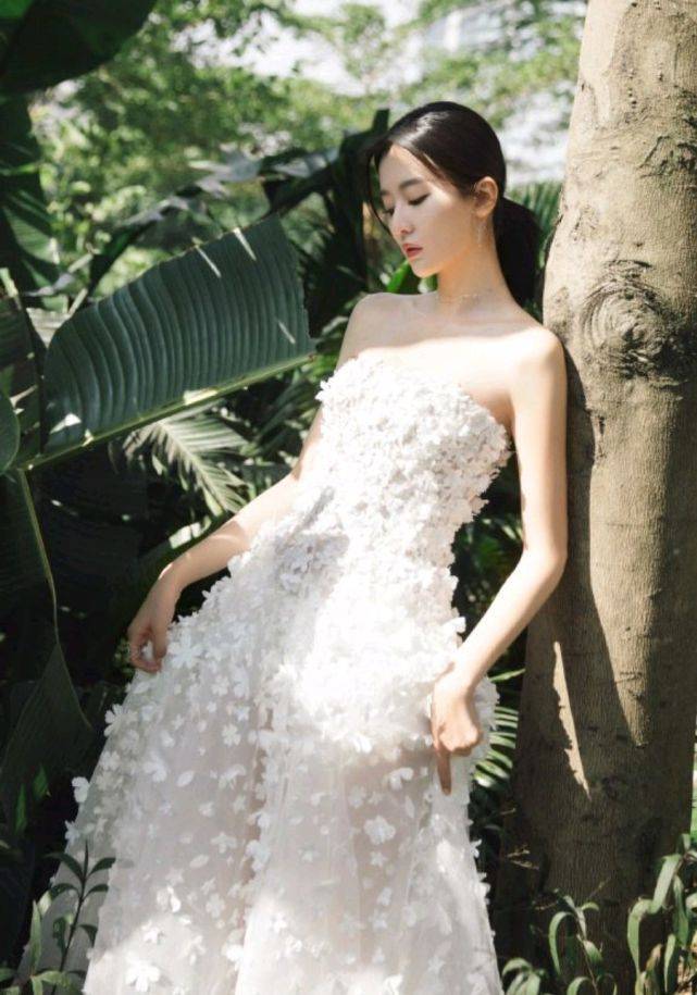 原创乔欣穿了礼服后有多高贵光是提裙摆的动作足以展现千金气质
