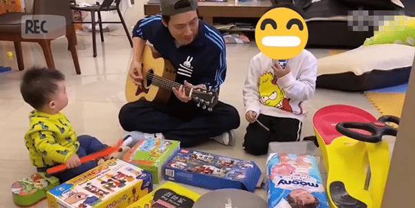 原创陈楚生在家自弹自唱两个儿子入镜超可爱宽大豪宅成亮点