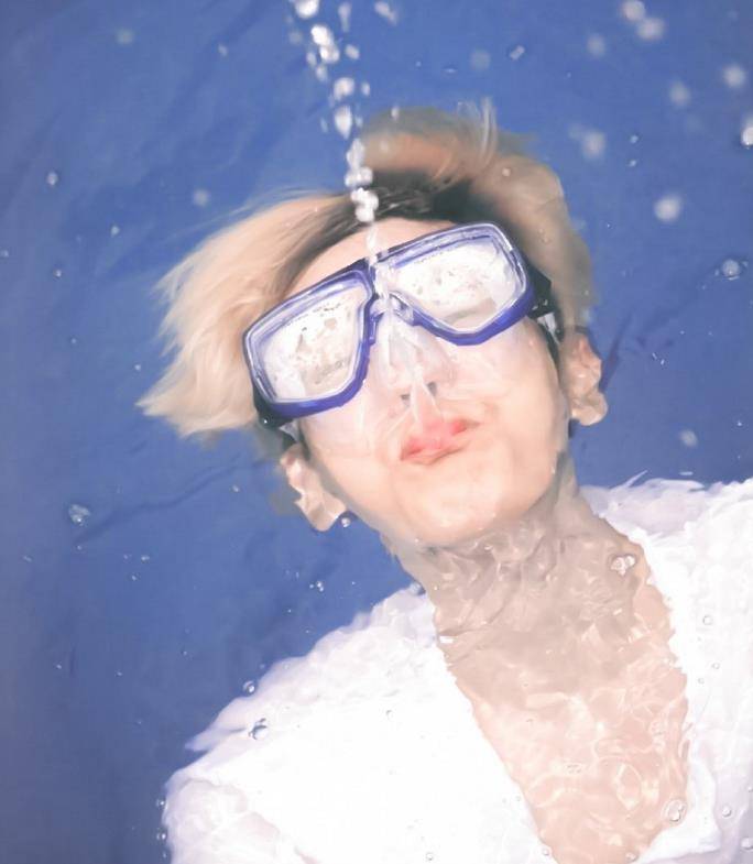 边伯贤你太敢说了自曝和金钟仁泰容游泳重点什么也没有穿